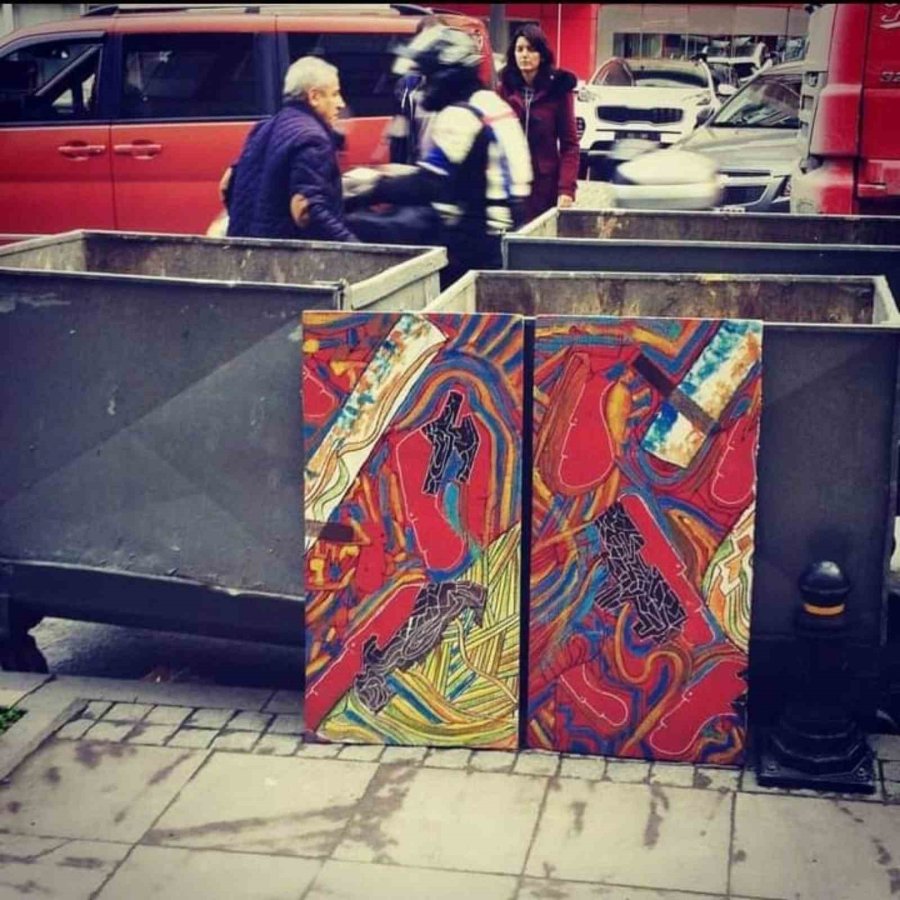 Yaptığı Resimleri Çöpe Atıyor, Koleksiyonerleri Çöplük Çöplük Dolaştırıyor