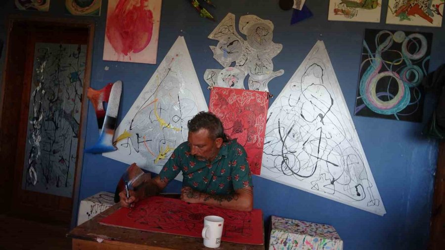 Yaptığı Resimleri Çöpe Atıyor, Koleksiyonerleri Çöplük Çöplük Dolaştırıyor