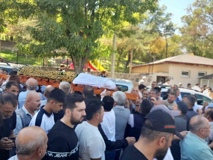 Kktc’de Balkondan Düşen Konyalı Hemşirelik Öğrencisi Son Yolculuğuna Uğurlandı