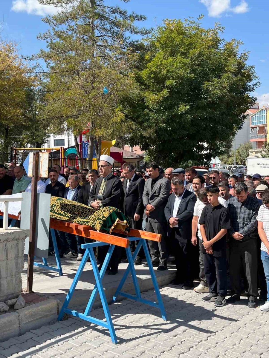 Kktc’de Balkondan Düşen Konyalı Hemşirelik Öğrencisi Son Yolculuğuna Uğurlandı