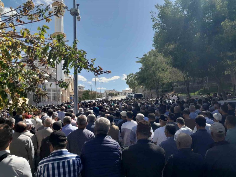 Kktc’de Balkondan Düşen Konyalı Hemşirelik Öğrencisi Son Yolculuğuna Uğurlandı