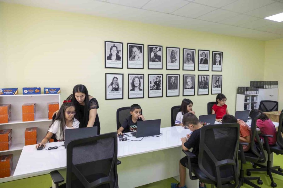 Mersin’de Çocuklar, Tasarım Atölyesinde Üretmeyi Öğreniyor