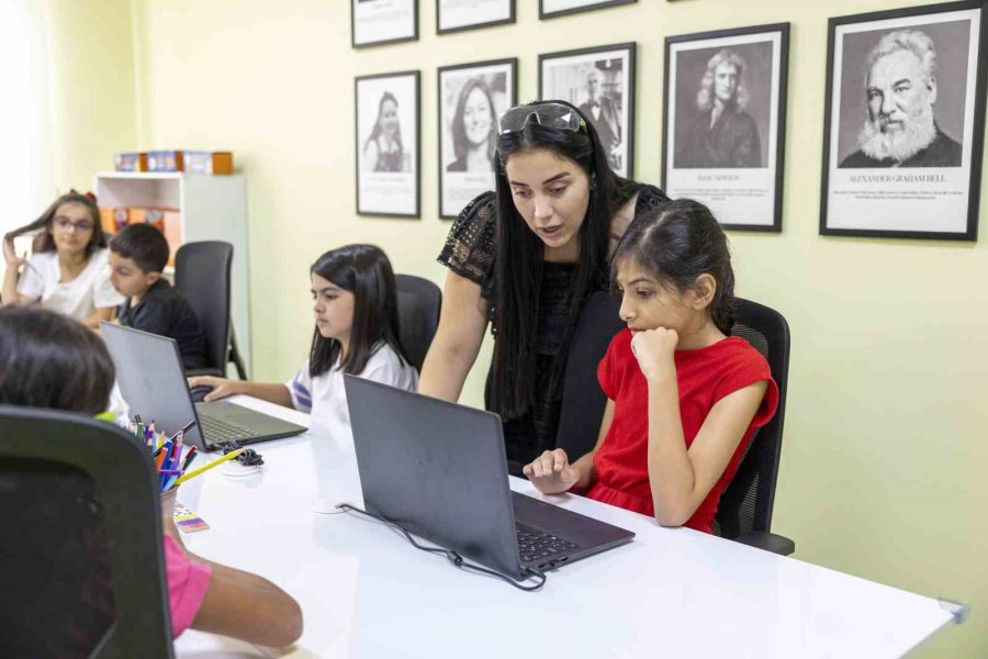 Mersin’de Çocuklar, Tasarım Atölyesinde Üretmeyi Öğreniyor