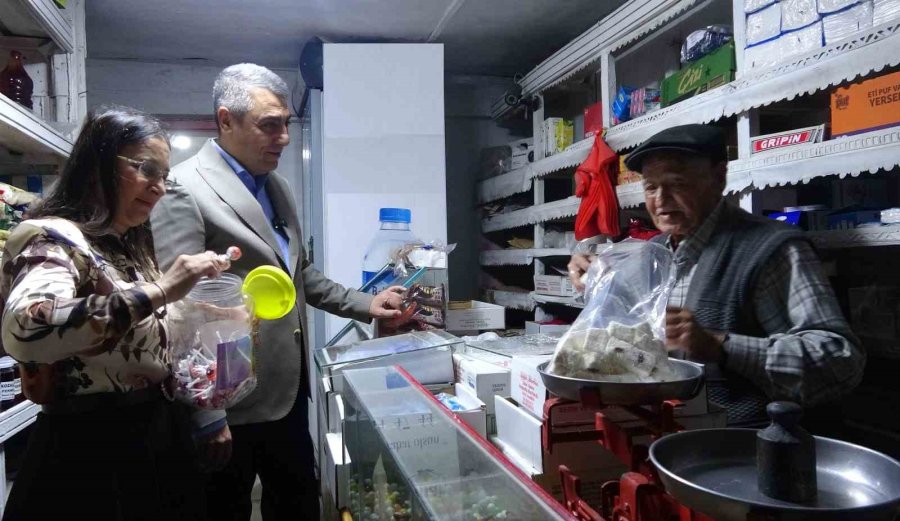 90 Yaşında 50 Yıldır Bakkal İşletiyor: Köyün ’garip Dedesi’ Valiye Türkü Söyledi