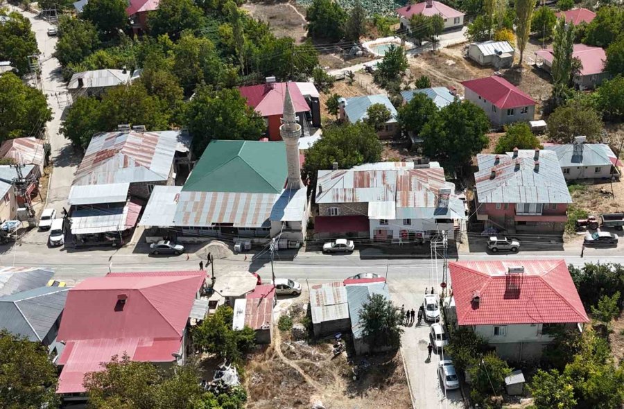 90 Yaşında 50 Yıldır Bakkal İşletiyor: Köyün ’garip Dedesi’ Valiye Türkü Söyledi