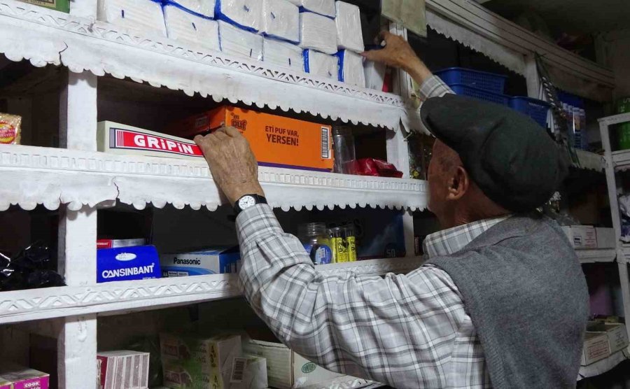 90 Yaşında 50 Yıldır Bakkal İşletiyor: Köyün ’garip Dedesi’ Valiye Türkü Söyledi