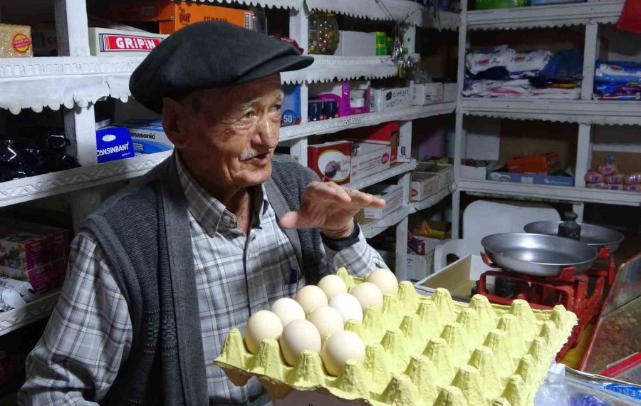 90 Yaşında 50 Yıldır Bakkal İşletiyor: Köyün ’garip Dedesi’ Valiye Türkü Söyledi