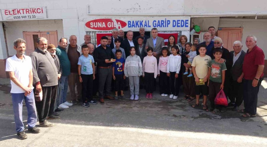 90 Yaşında 50 Yıldır Bakkal İşletiyor: Köyün ’garip Dedesi’ Valiye Türkü Söyledi