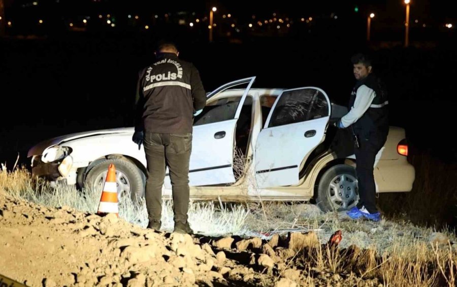 Ehliyetsiz Ve Alkollü Otomobil Sürücüsü Takla Atarak Boş Araziye Girdi: 1 Ölü, 1 Yaralı