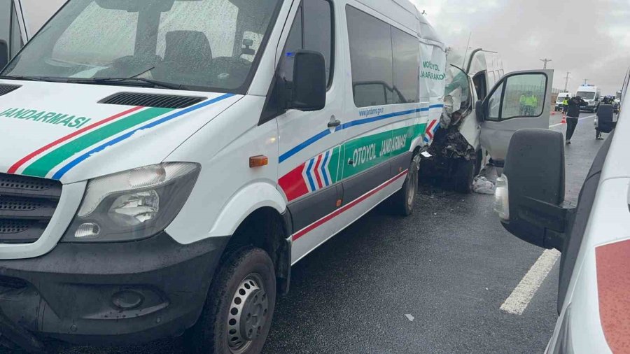 Aksaray’da Jandarma Aracına Minibüs Çarptı: 2 Jandarma Şehit Oldu, 1 Vatandaş Hayatını Kaybetti