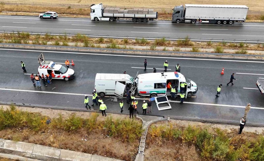 Jandarma Aracına Minibüs Çarptı: 2 Jandarma Şehit, 1 Vatandaş Hayatını Kaybetti