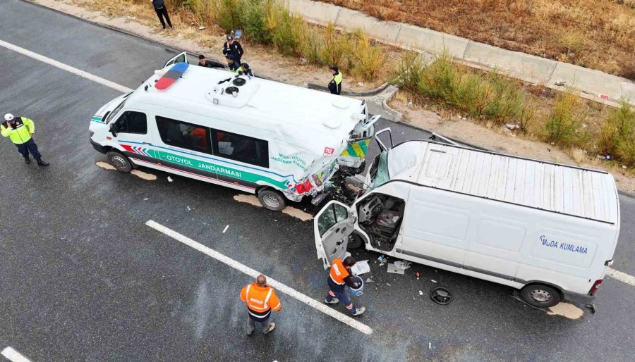 Jandarma Aracına Minibüs Çarptı: 2 Jandarma Şehit, 1 Vatandaş Hayatını Kaybetti