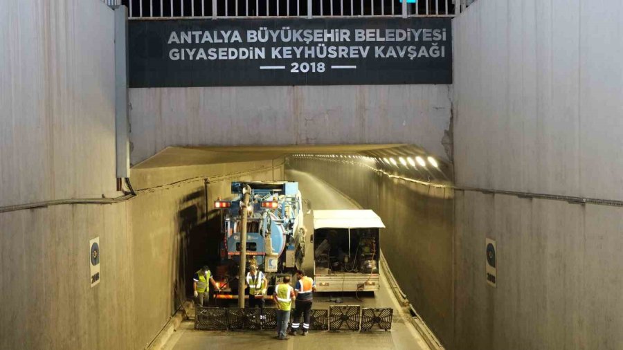 Asat’tan Altgeçitlerde Gece Mesaisi: Yağmursuyu Hatları Temizleniyor