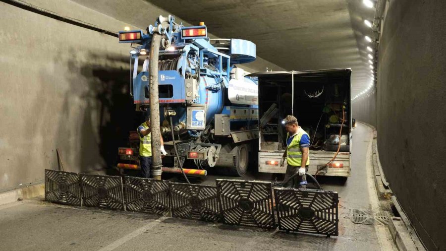 Asat’tan Altgeçitlerde Gece Mesaisi: Yağmursuyu Hatları Temizleniyor