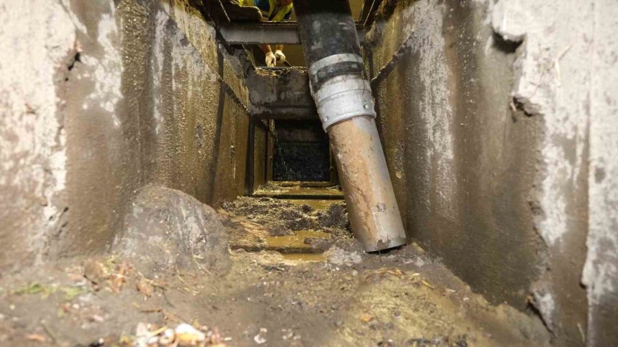 Asat’tan Altgeçitlerde Gece Mesaisi: Yağmursuyu Hatları Temizleniyor