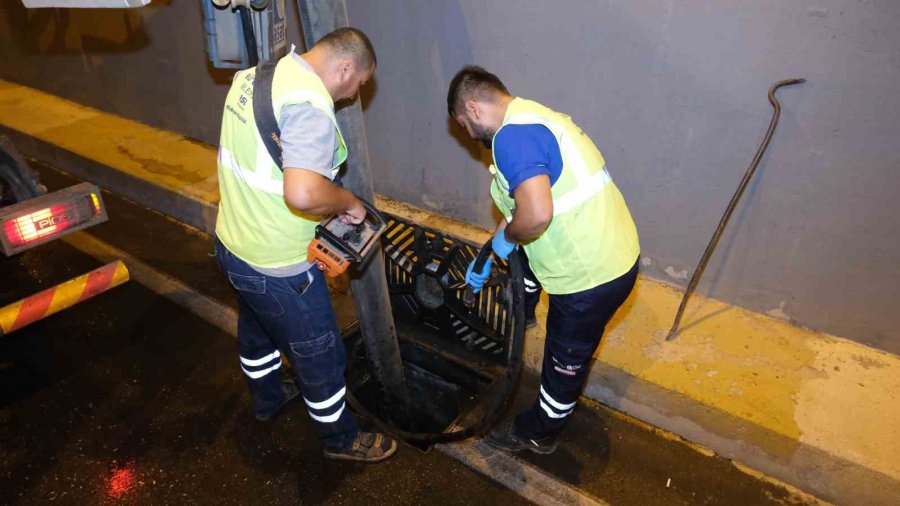 Asat’tan Altgeçitlerde Gece Mesaisi: Yağmursuyu Hatları Temizleniyor