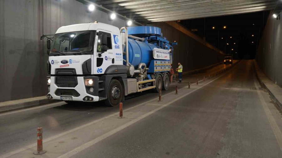 Asat’tan Altgeçitlerde Gece Mesaisi: Yağmursuyu Hatları Temizleniyor