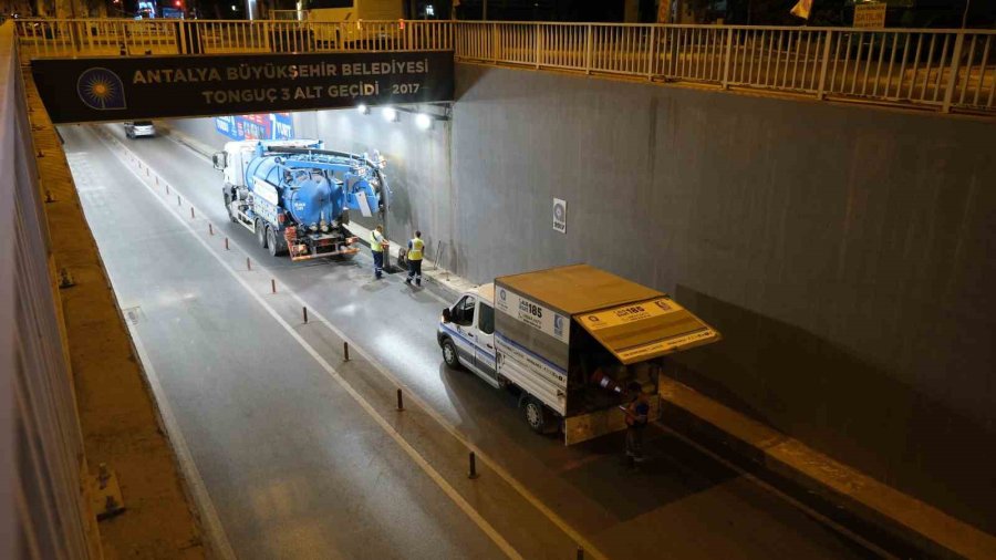 Asat’tan Altgeçitlerde Gece Mesaisi: Yağmursuyu Hatları Temizleniyor