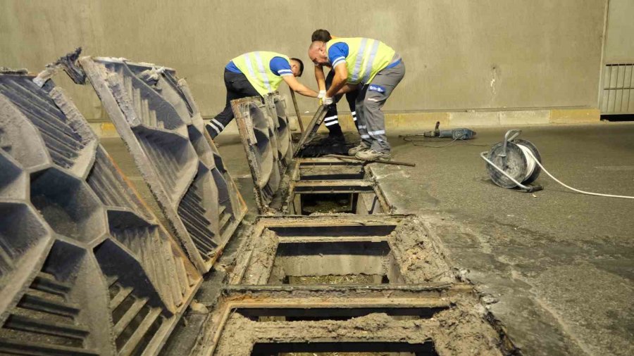 Asat’tan Altgeçitlerde Gece Mesaisi: Yağmursuyu Hatları Temizleniyor