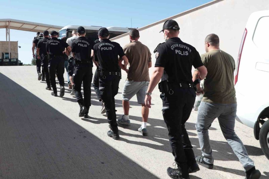 Antalya’da Aranan 186 Şahıs Yakalandı