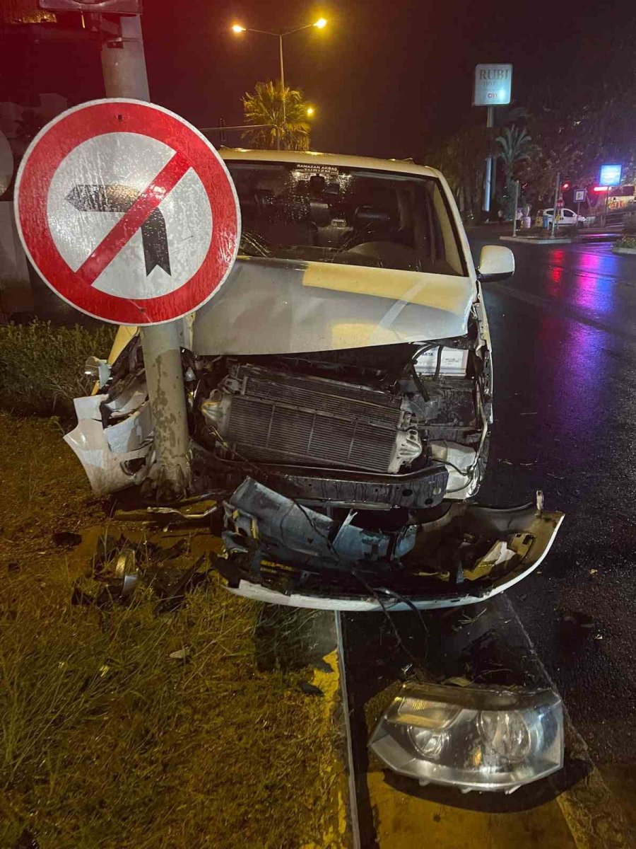 Danimarkalı Aile, Tur Minibüslerinin Kazasında Hafif Yaralandı