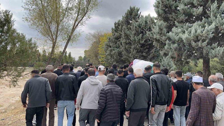 Kazada Hayatını Kaybeden Genç Kız Gelinlikle Uğurlandı