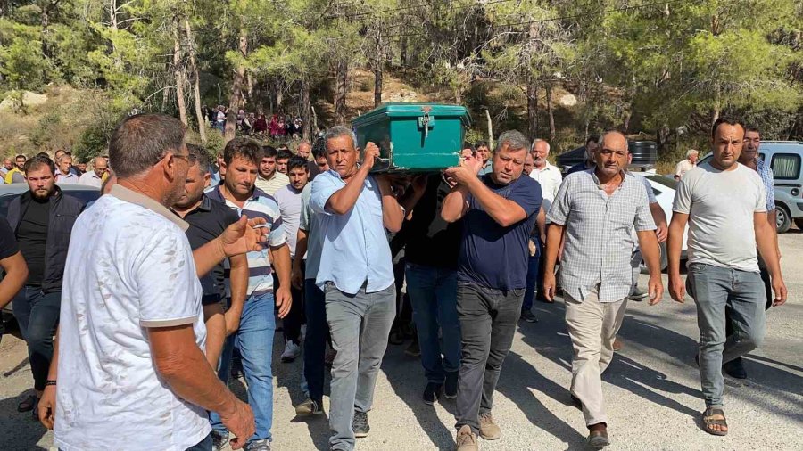 Mutluluklarından Geriye Fotoğraflar Kaldı: Talihsiz Kazalar Geçirip Ölen Genç Toprağa Verildi