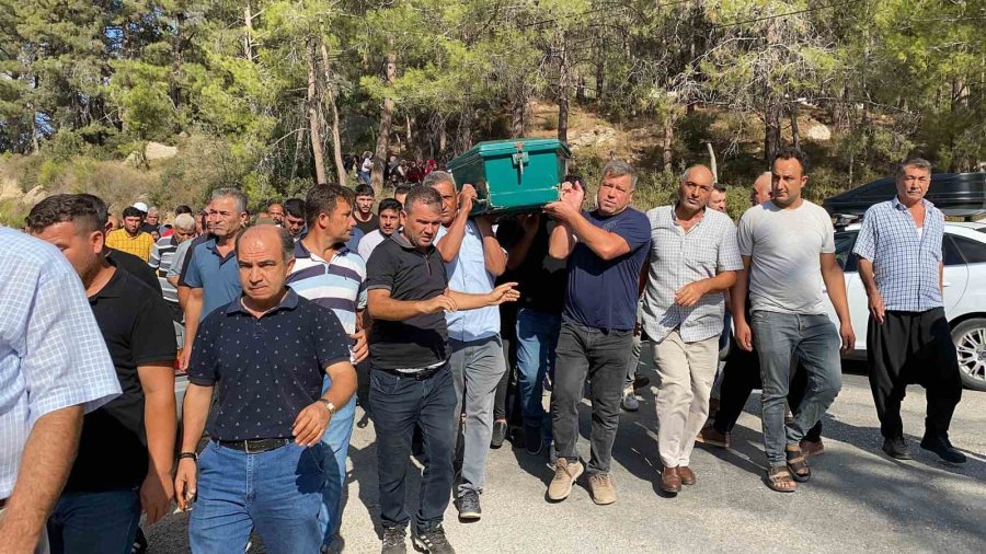 Mutluluklarından Geriye Fotoğraflar Kaldı: Talihsiz Kazalar Geçirip Ölen Genç Toprağa Verildi