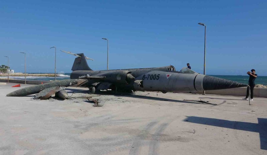 Mersin’in Simgesi Efsane Savaş Uçağı Sahilden Kaldırılıyor