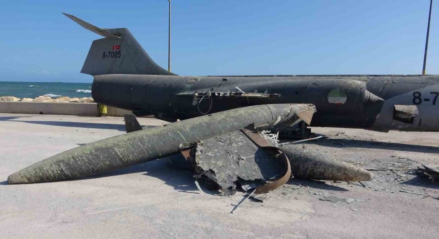 Mersin’in Simgesi Efsane Savaş Uçağı Sahilden Kaldırılıyor