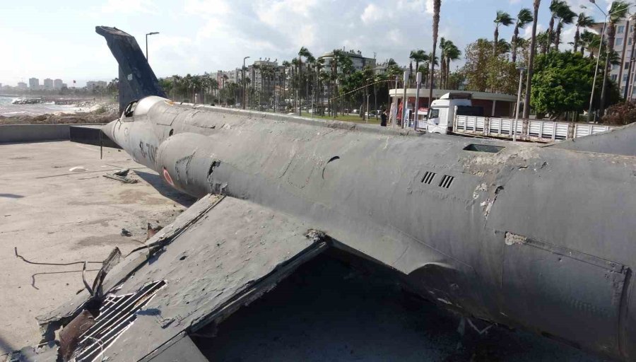 Mersin’in Simgesi Efsane Savaş Uçağı Sahilden Kaldırılıyor