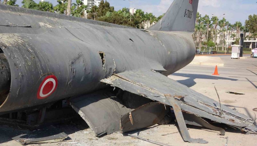 Mersin’in Simgesi Efsane Savaş Uçağı Sahilden Kaldırılıyor