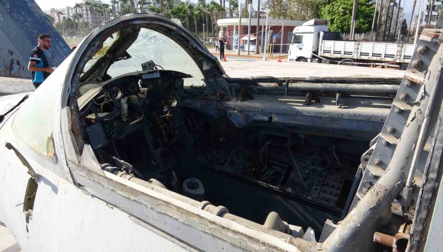 Mersin’in Simgesi Efsane Savaş Uçağı Sahilden Kaldırılıyor