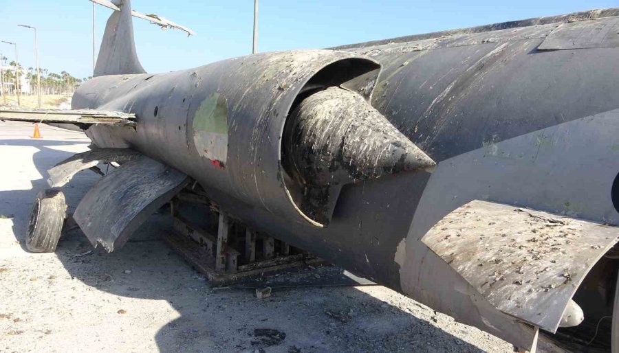 Mersin’in Simgesi Efsane Savaş Uçağı Sahilden Kaldırılıyor