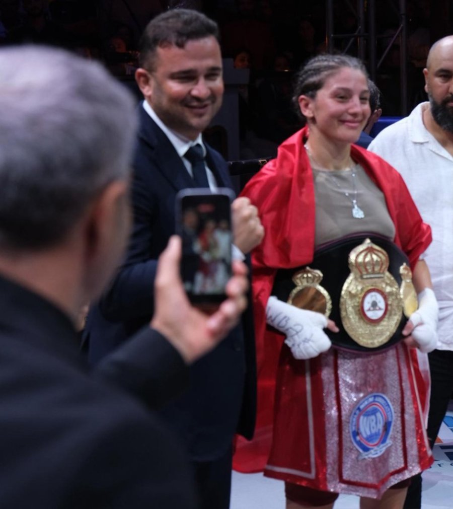 Alkü’lü Öğrenci Dünya Şampiyonunu Yendi, Altın Kemerin Sahibi Oldu