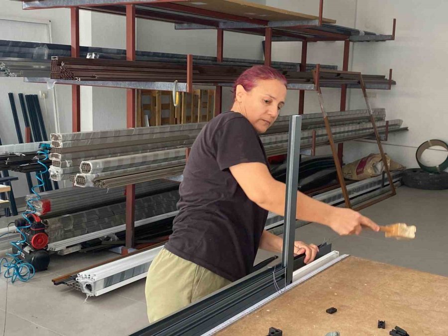 Eşi Eleman Bulamayınca Kolları Sıvadı, Sanayide 2 Yılda Usta Oldu