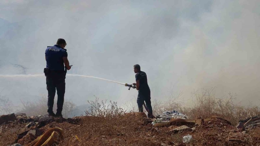 Otluk Alanda Çıkan Yangın Büyümeden Söndürüldü
