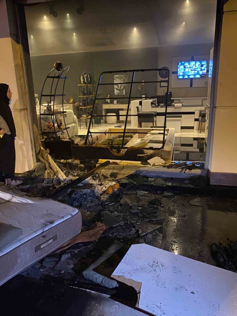 Alanya’da Mobilya Dükkanını Ve Minibüsü Ateşe Veren Kadın Tutuklandı