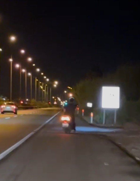 Böyle Kaza Görülmedi, Motosiklet Sürücüsü Yol Kenarındaki ‘çöp Atma’ Yazılı Uyarı Levhasına Kafasını Çarptı