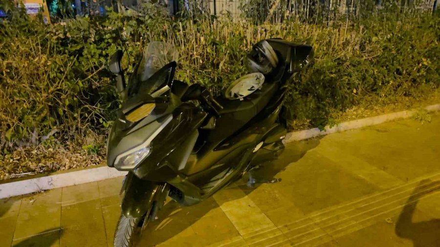 Şerit Değiştiren Otomobil Motosiklete Çarptı