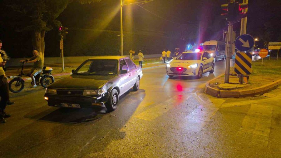 Şerit Değiştiren Otomobil Motosiklete Çarptı