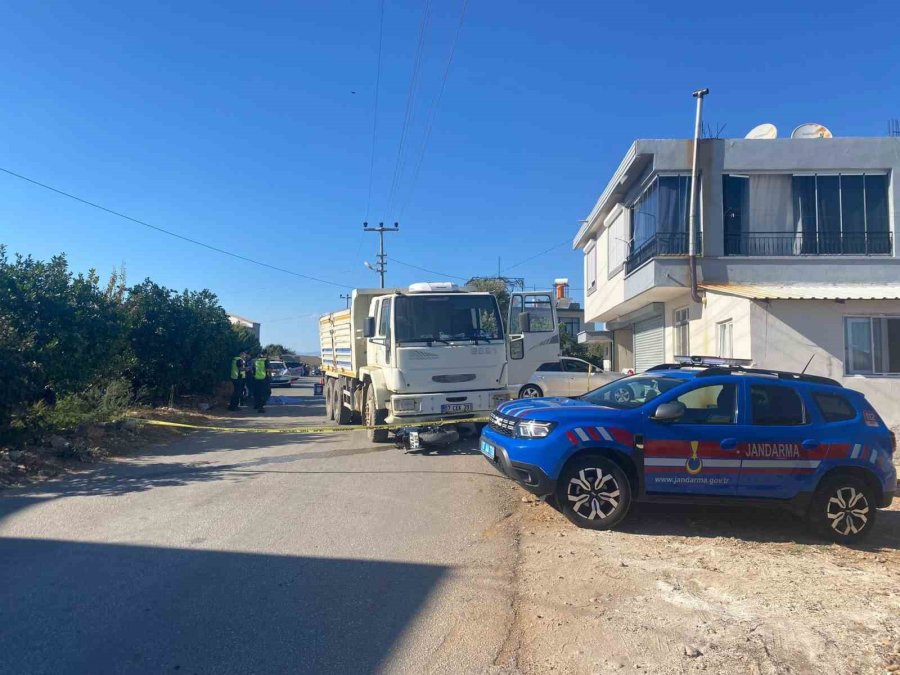 Kamyonun Altında Kalan Genç Sürücü Hayatını Kaybetti