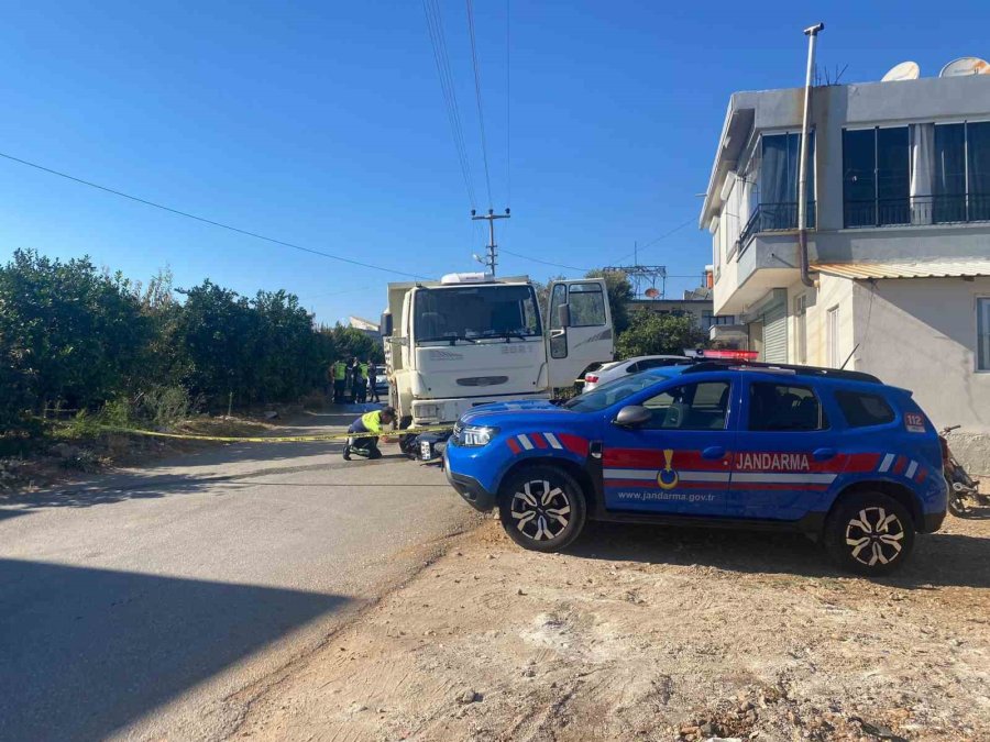 Kamyonun Altında Kalan Genç Sürücü Hayatını Kaybetti