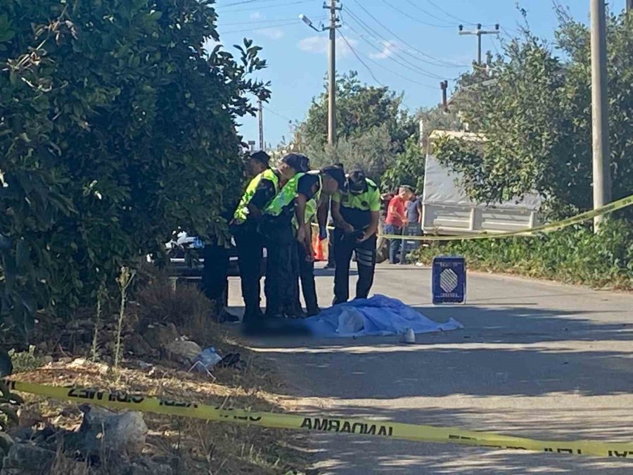 Kamyonun Altında Kalan Genç Sürücü Hayatını Kaybetti
