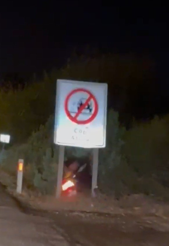 Böyle Kaza Görülmedi, Motosiklet Sürücüsü Yol Kenarındaki ‘çöp Atma’ Yazılı Uyarı Levhasına Kafasını Çarptı