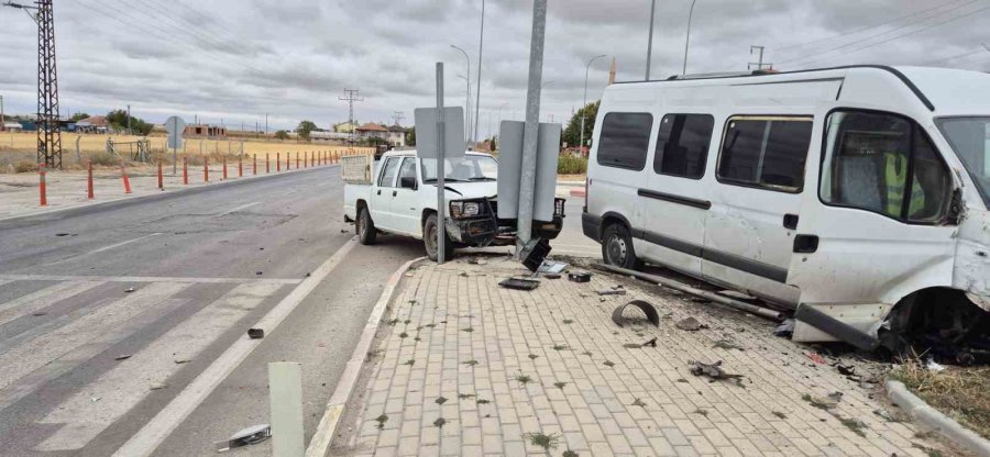 Karaman’da Minibüs İle Kamyonetin Çarpıştığı Kaza Kamerada: 1 Yaralı