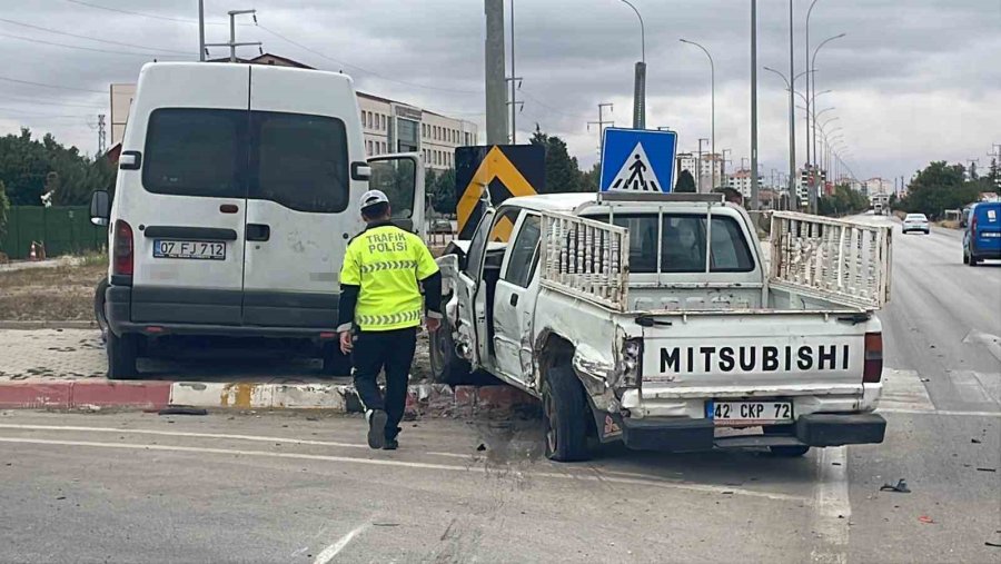 Karaman’da Minibüs İle Kamyonetin Çarpıştığı Kaza Kamerada: 1 Yaralı
