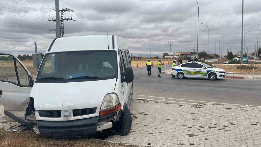Karaman’da Minibüs İle Kamyonetin Çarpıştığı Kaza Kamerada: 1 Yaralı