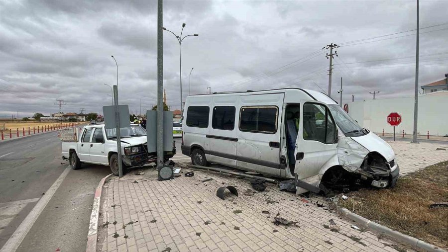 Karaman’da Minibüs İle Kamyonetin Çarpıştığı Kaza Kamerada: 1 Yaralı