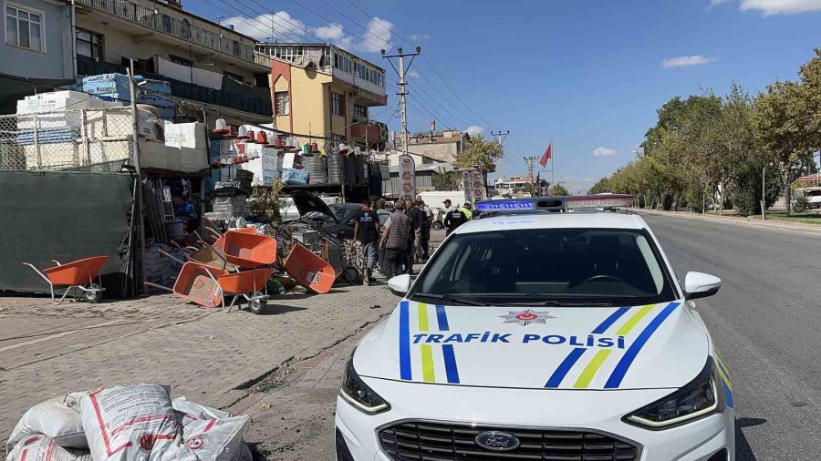 Konya’da Kontrolden Çıkan Otomobil Yayalara Çarptı: 3 Yaralı